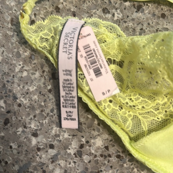 Victoria secret thong - Picture 2 of 3